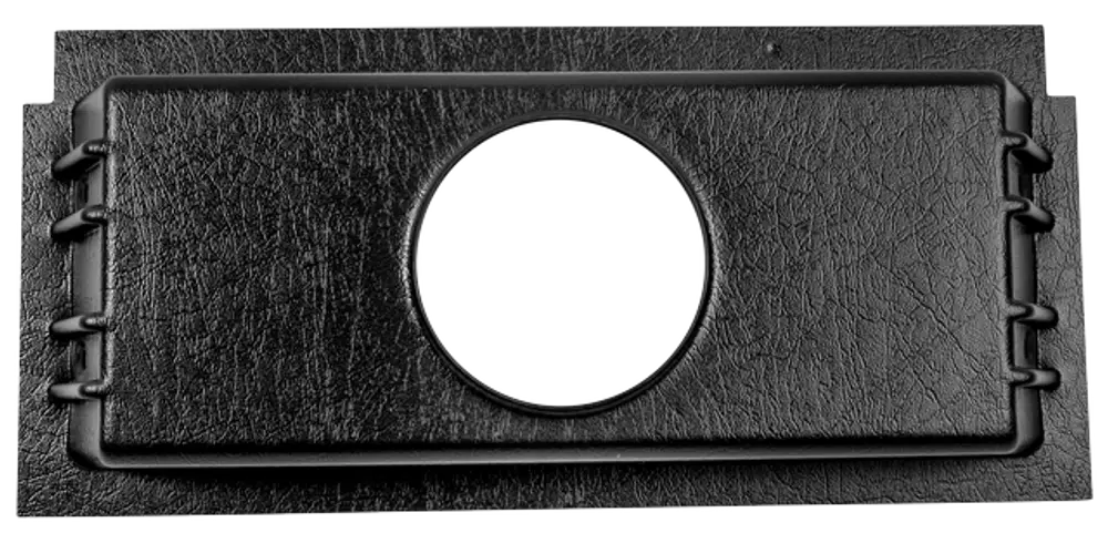Schwarze Platte mit rechteckiger Form und rundem Ausschnitt, seitlich mit Kantenverlauf und Befestigungslaschen. Produkt von WOLF zur Verwendung im Luftansaugventilator.